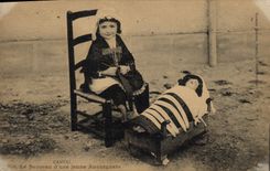 CPA Fantaisie Enfant Poupee Cantal Le berceau d'une jeune Auvergnate