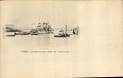 CPA Bateau de Guerre Brest L'entree du port et sortie du Charlemagne