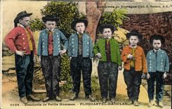 CPA Folklore Brochette de petits hommes Plougastel Daoulas