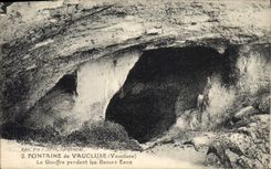CPA Fontaine de Vaucluse Le Gouffre pendant les Basses Eaux 