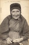 CPA Folklore Vieille femme de Guemene 