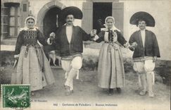 CPA Folklore Costumes de Paludiers Danses bretonnes 