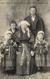 CPA Folklore Famille de paysans des environs de Moncontour 
