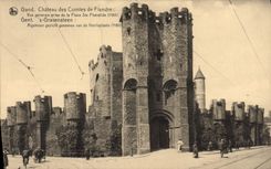 CPA Gand Chateau des Comtes de Flandre Vue generale de la place Ste Pharalide (1180) 