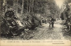 CPA Militaria Guerre de 1914 Dans la foret de Villes Cotteret Convoi automobile allemand incendie 