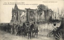 CPA Militaria La France reconquise (1917) Troupes francaises passant devant les ruines de Lassigny F