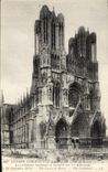 CPA Militaria Guerre europeenne 1914 Le crime de Reims La cathedrale bombardee et incendiee par les 