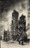 CPA Militaria Guerre europeenne 1914 15 Le crime de Reims La Cathedrale incendiee par les Allemands 