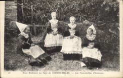 CPA Folklore Noce bretonne au pays de Cournouailles Les Demoiselles d'honneur Mariage