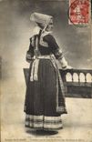 CPA Folklore Environs de Douarnenez femme de Ploare Costume porte pour le pardon de Ste Anne la Palu