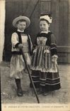 CPA Folklore Moeurs et types bretons Costumes de Quimperle