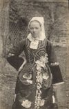 CPA Folklore Mariee Etude des coiffes de Bretagne