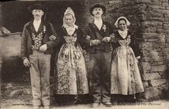 CPA Folklore  Environs de Vannes Mariage Nouveaux Maries Garcon et Fille d'honneur 