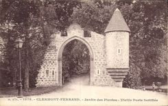 CPA Clermont Ferrand Jardin des Plantes Vieille Porte fortifiee 
