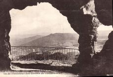 CPA Panorama de Saint Nectaire Vu de l'interieur des Grottes de Chateauneuf 