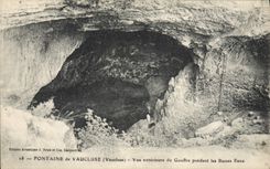 CPA Fontaine de Vaucluse Vue exterieure du Gouffre pendant les Basses Eaux 