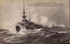 CPA Bateau de guerre Cuirasse La Democratie en marche par gros temps au large de Marseille
