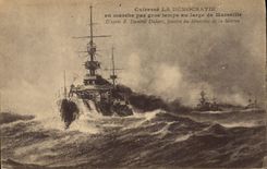 CPA Bateau de guerre Cuirasse la Democratie en marche par gros temps au large de marsaeille 