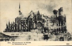CPA Militaria Bombardement de Reims la Cathedrale en feu 