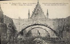 CPA Militaria Fimes apres les bombardements 1918 interieur de l'eglise Le choeur