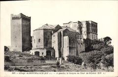 CPA Abbaye de Montmajour XII siecle a gauche le Donjon ou Tour de Defense 