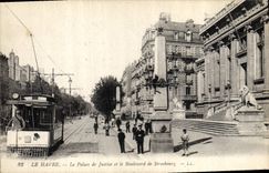 CPA Le Havre Palais de Justice et le Boulevard de Strasbourg Tramway