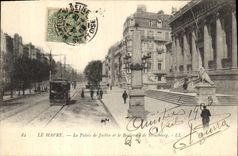 CPA Le Havre Palais de Justice et le Boulevard de Strasbourg Tramway