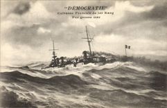 CPA Bateau de guerre Democratie Cuirasse Francais de 1er rang par grosse mer