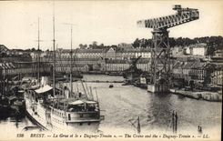 CPA Bateau de guerre Brest La grue et le Duguay Trouin 