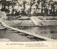 CPA Militaria Nieuport Une passerelle jette sur l'Yser
