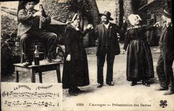 CPA Folklore Auvergne Presentation des dames
