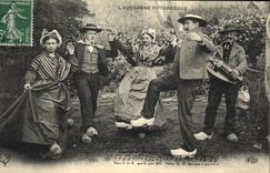 CPA Folklore Auvergne La bourree 