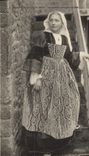 CPA Folklore Jeune fille de Baud Le grand costume de fete