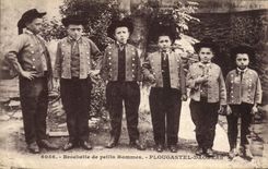 CPA Folklore Brochette de petits hommes Plougastel Daoulas