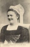CPA Folklore Pont Aven Le Dimanche on met son beau tablier moire et son plus joli sourire