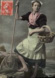 CPA Folklore Carantec Jeune pecheuse de crevettes