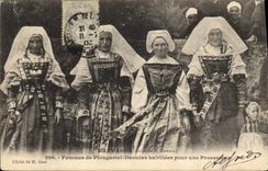 CPA Folklore Femmes de Plougastel Daoulas habillees pour une procession