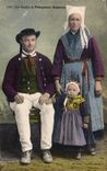 CPA Folklore Une famille de Plougastel Daoulas