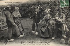 CPA Folklore Auvergne La bourree