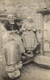 CPA Folklore Auvergne Gens de chez nous Sur le seuil