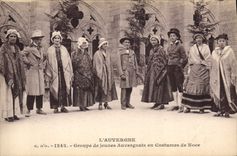 CPA Folklore Auvergne Groupe de jeunes Auvergnats en costumes de noce Mariage