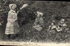 CPA Folklore Auvergne Costumes du pays Enfants