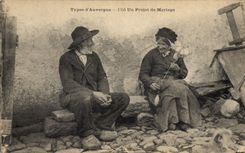 CPA Folklore Types d'Auvergne Un projet de mariage