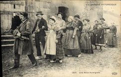 CPA Folklore Une noce Auvergnate Auvergne