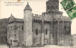 CPA Chateau Royat L'eglise Romane fortifiee du vieux village 