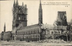 CPA Militaria Aspect des Halles d'Ypres apres le bombardement