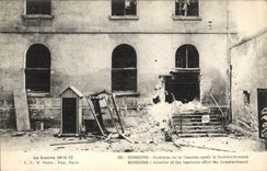 CPA Militaria Soissons Interieur de la caserne apres le bombardement