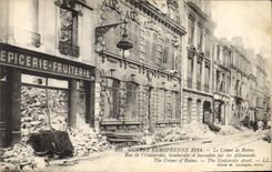 CPA Militaria Le crime de Reims Rue de l'Universite bombardee et incendiee par les Allemands Epiceri