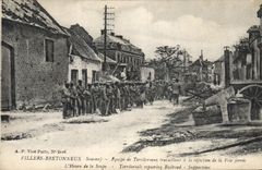 CPA Militaria Villers Bretonneux Equipe de Territoriaux travaillant a la refection de la voie ferree