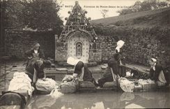 CPA Folklore Baud Fontaine de Notre Dame de la clarte